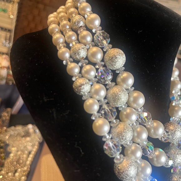 Vintage Elegant White Pearl and Crystal Necklace - Picture 7 of 7